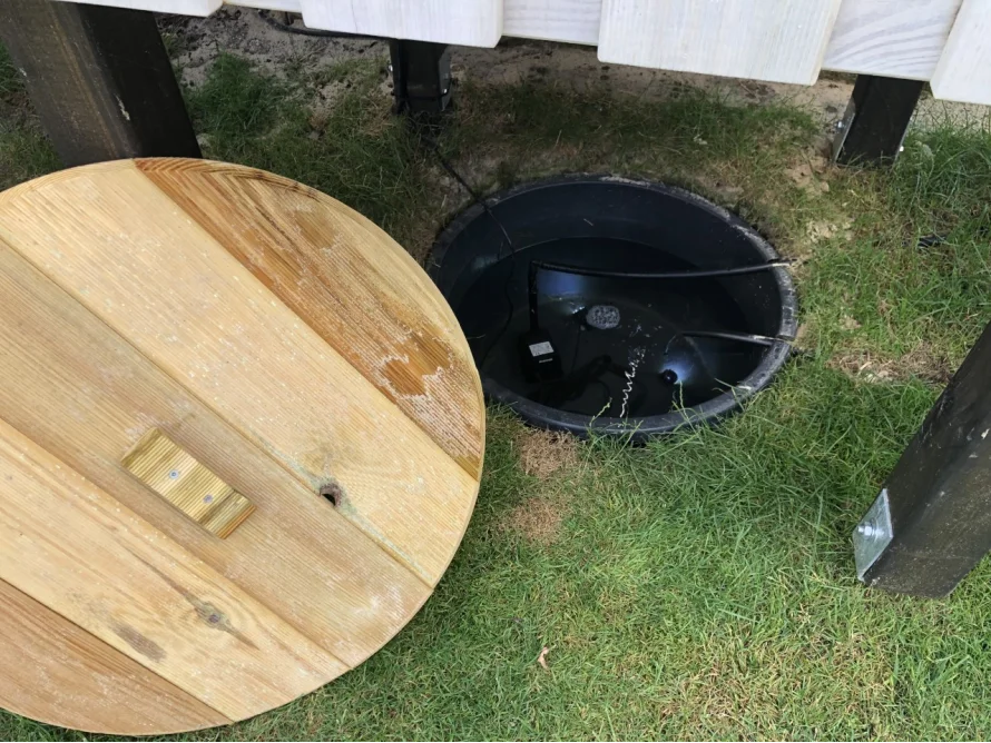 Offener Wasserbehälter mit Holzdeckel