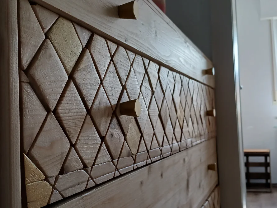 Nahaufnahme einer Holzmöbelschublade mit geometrischem Muster