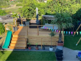 Holzpodest mit Rutsche im Garten