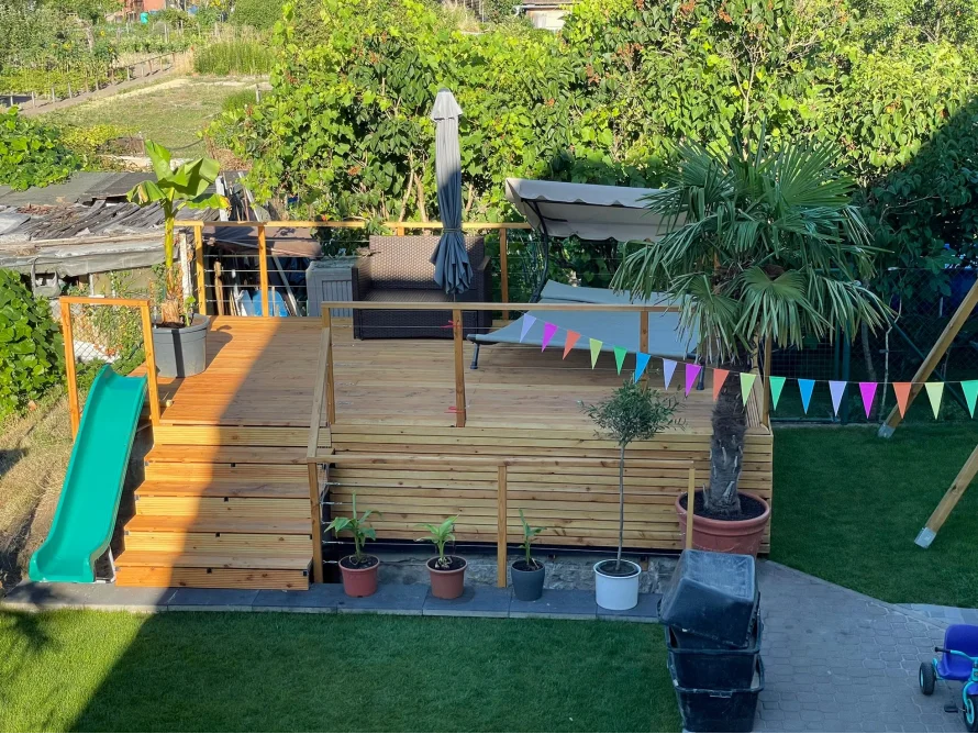 Holzpodest mit Rutsche im Garten