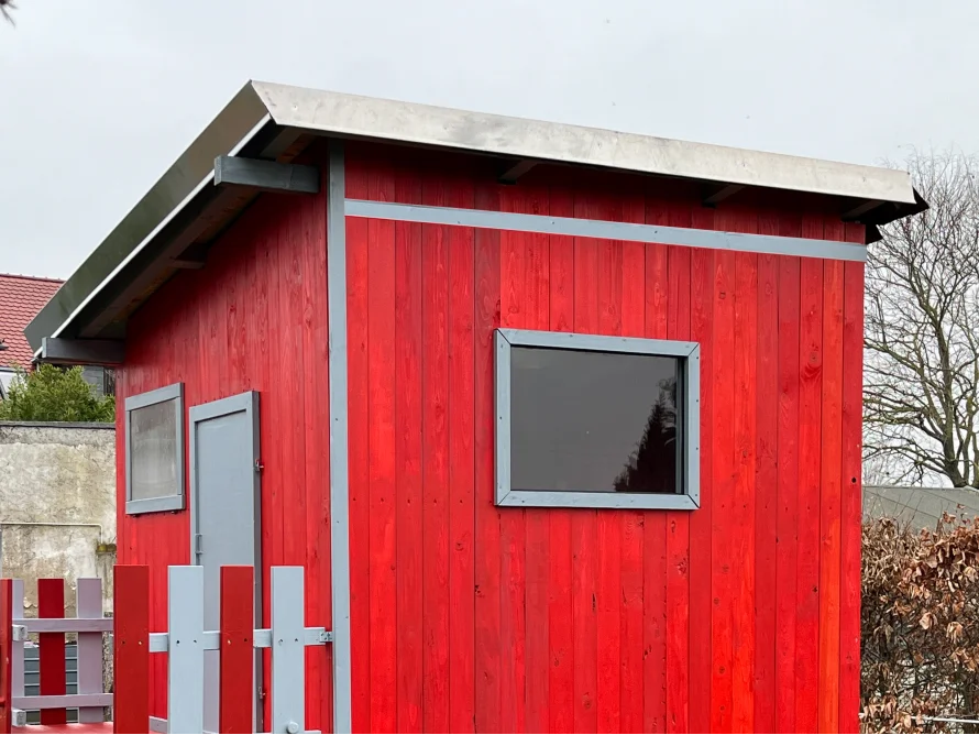 Rotes Gartenhaus mit Flachdach