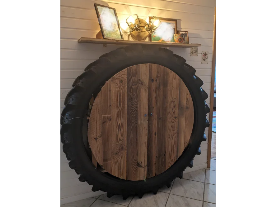 Upgecycelter Traktorreifen als Schrank