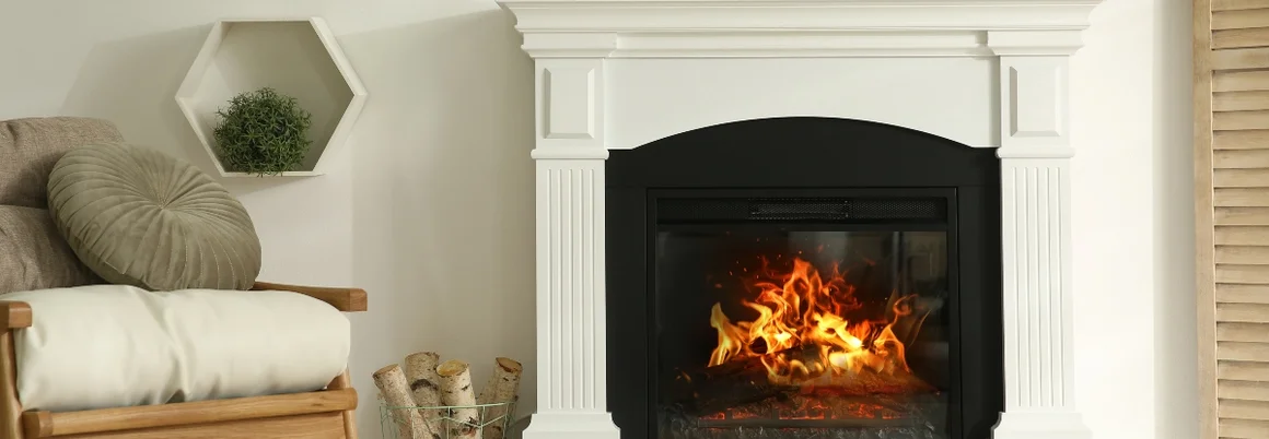 Ein Kamin mit brennenden Flammen