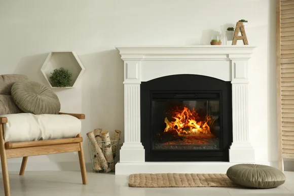 Ein Kamin mit brennenden Flammen