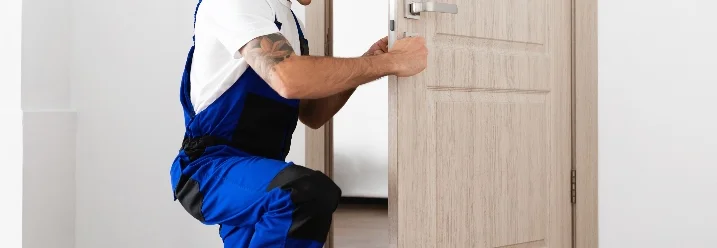 Person montiert eine Tür.