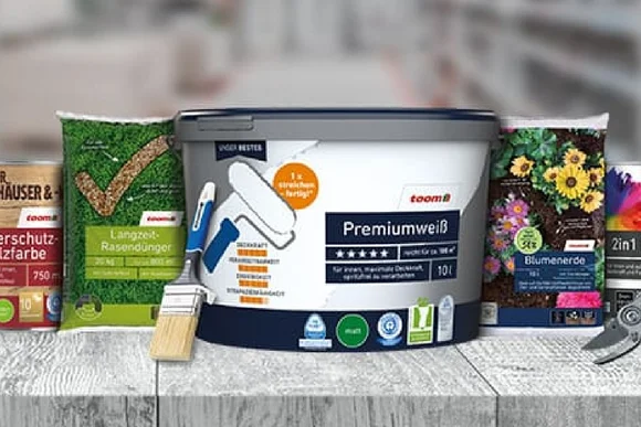 Verschiedene Produkte für Haus und Garten, darunter Farbe, Dünger und Blumenerde sowie ein Pinsel und eine Gartenschere