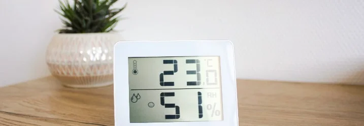 Digitales Thermometer auf einem Tisch