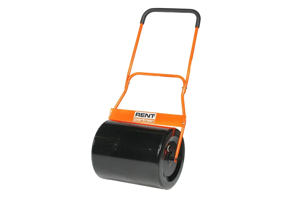 Eine schwarze Rasenwalze mit einem orangefarbenen Griff.