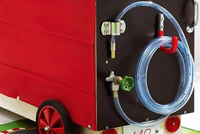 Spielzeug-Feuerwehrauto aus Holz mit Schlauch