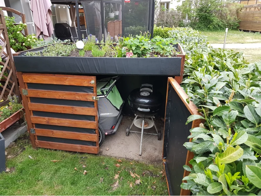 Offenes Gartenhaus mit bepflanztem Dach