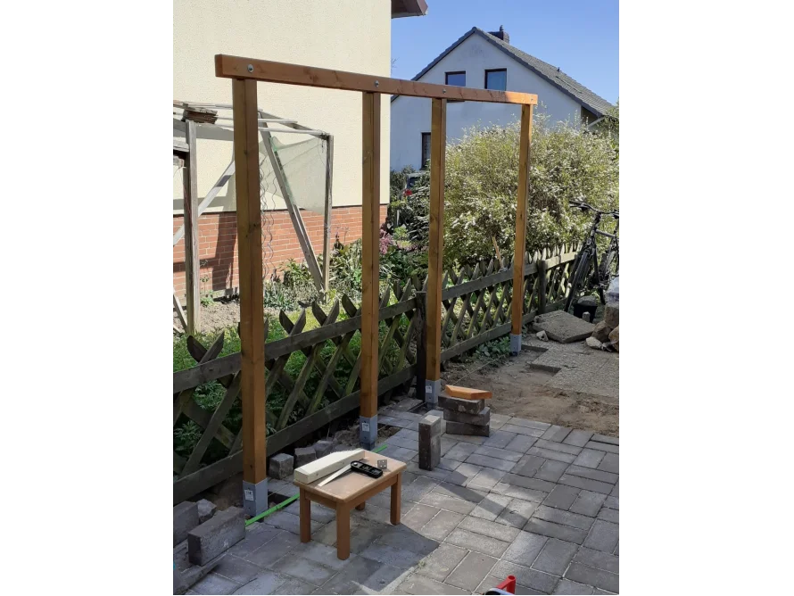 Holzgerüst im Garten