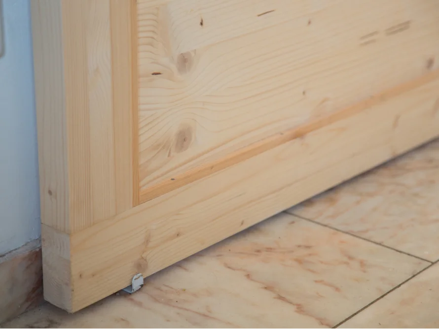 Untere Hälfte einer Holztür