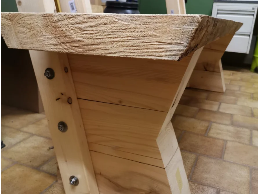 Gartenbank aus hellem Holz