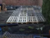 Holzpaletten bilden einen Boden