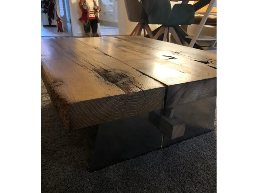 Couchtisch aus Holz mit Metallgestell