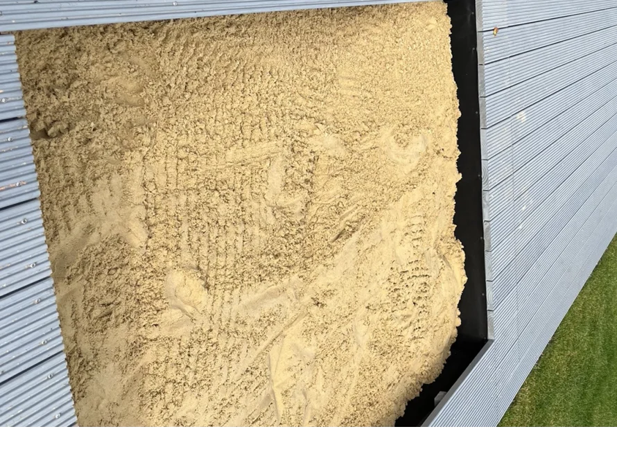 Sandkasten mit hellem Sand