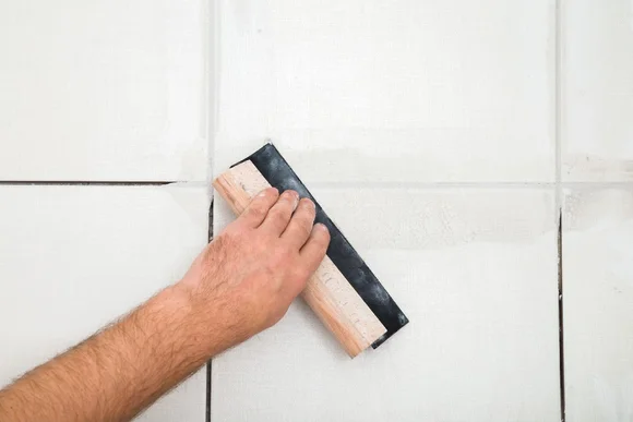 Hand verfugt Fliesen mit Fugbrett