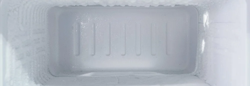 Leerer Gefrierschrank mit Reif