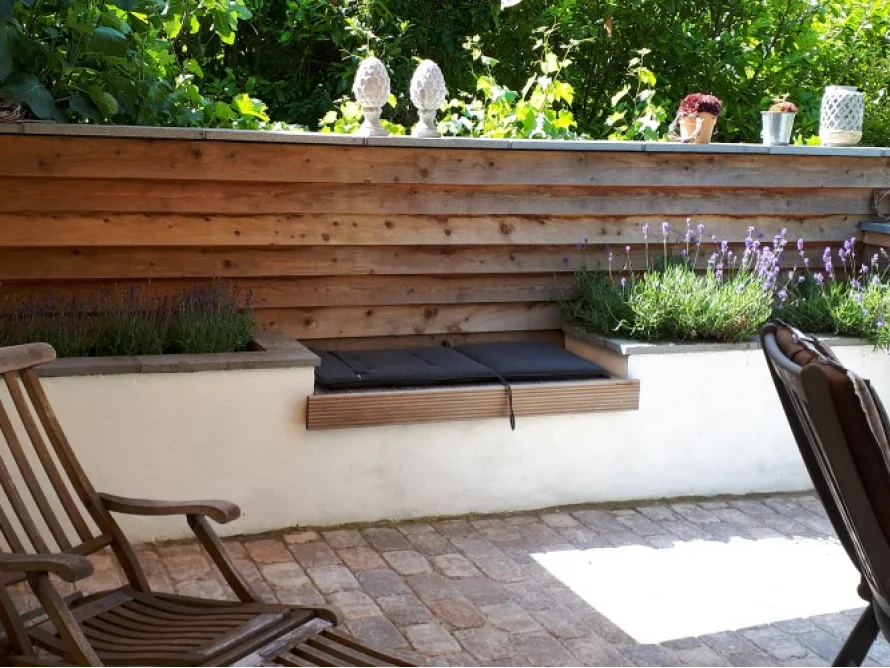 Holzterrasse mit Sitzecke