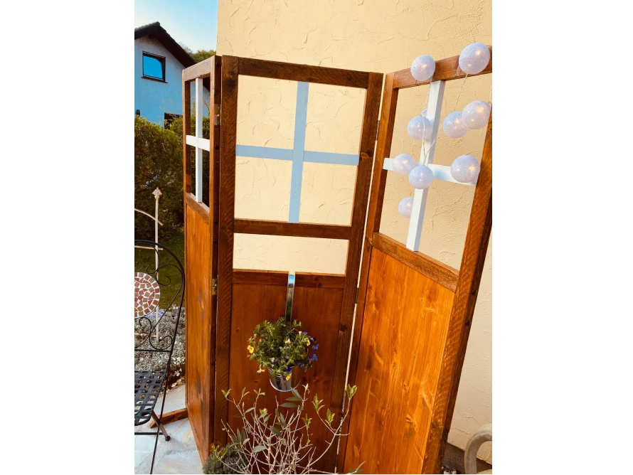 Holz-Sichtschutz mit Deko