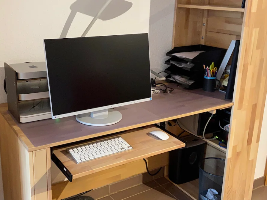 Ein aufgeräumter Computerarbeitsplatz mit Tastaturauszug.