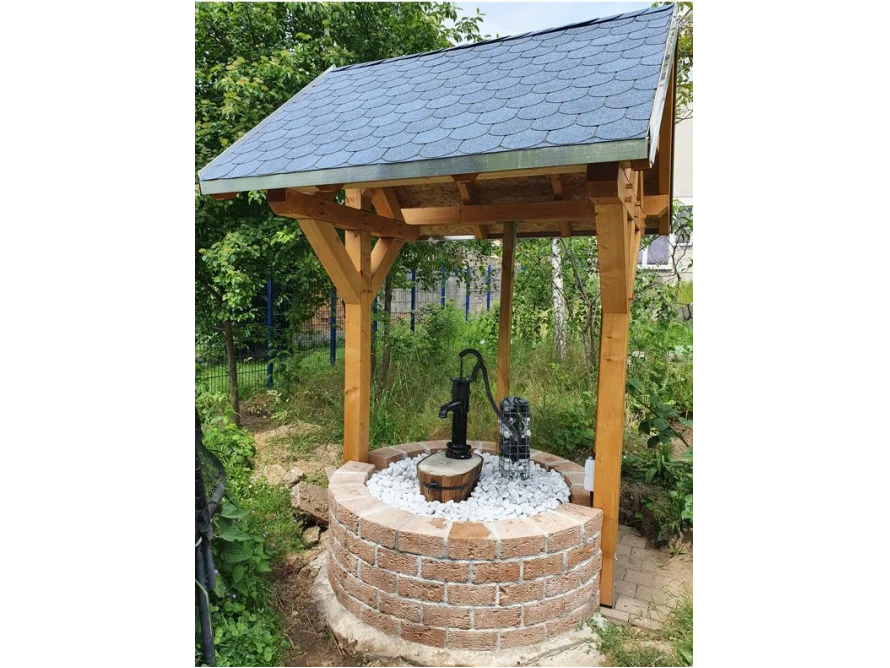 Brunnen mit Pumpe aus Metall