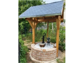 Brunnen mit Pumpe aus Metall