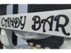 Schild mit der Aufschrift "Candy Bar"