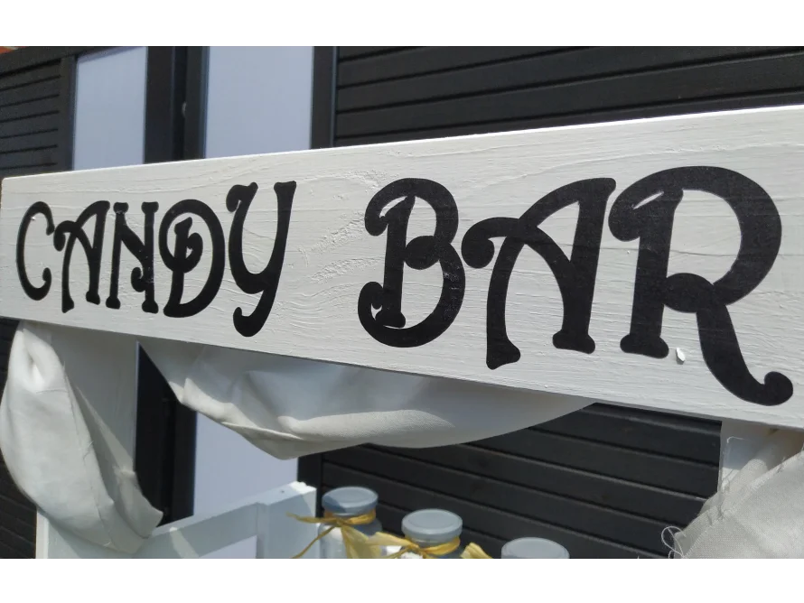 Schild mit der Aufschrift "Candy Bar"