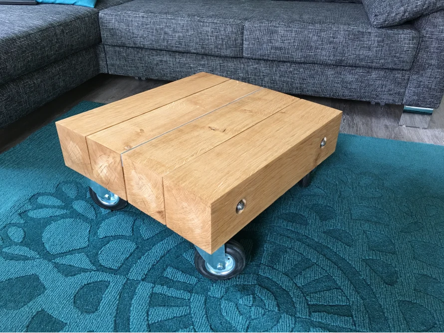 Rollbarer Couchtisch aus Holz