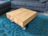 Rollbarer Couchtisch aus Holz