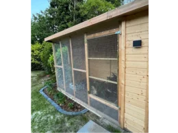 Hühnerstall aus Holz mit Drahtgeflecht