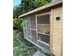 Hühnerstall aus Holz mit Drahtgeflecht