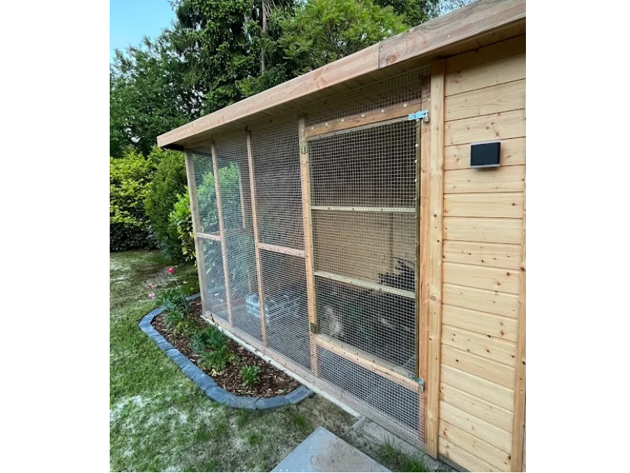 Hühnerstall aus Holz mit Drahtgeflecht