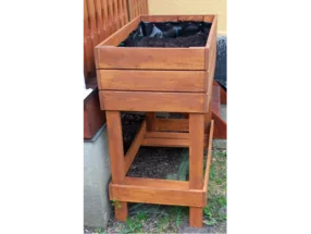 Holzgefäß auf Stellage befüllt mit Erde