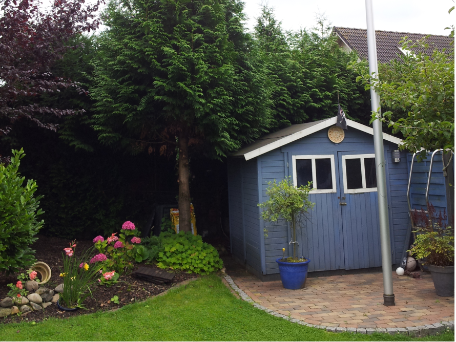 Blaues Gartenhaus im Garten