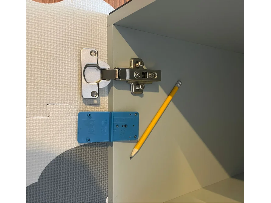 Möbelscharnier, Schablone und Bleistift