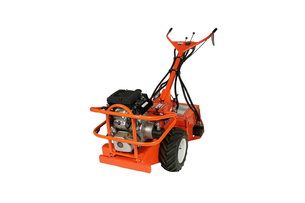 Eine orangefarbene Gartenfräse mit Benzinmotor auf weißem Hintergrund.