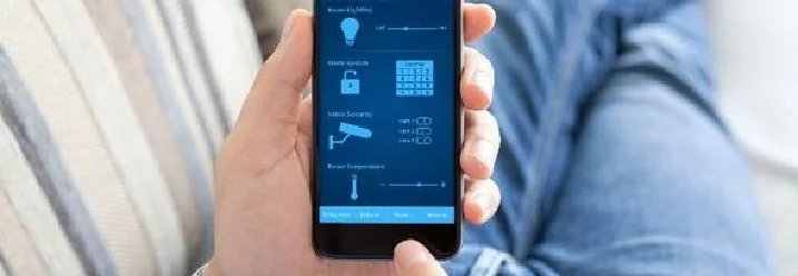 Person steuert Smart Home mit Handy