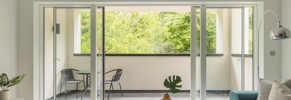 Balkon mit Stühlen und Tisch