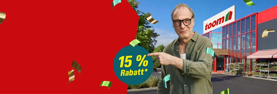 Person zeigt vor einem Baumarkt auf ein Schild mit 15 % Rabatt.