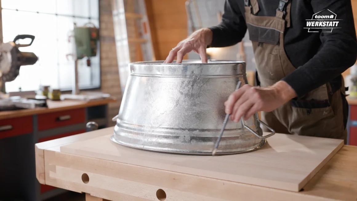 Person zeichnet Kreis auf Holz