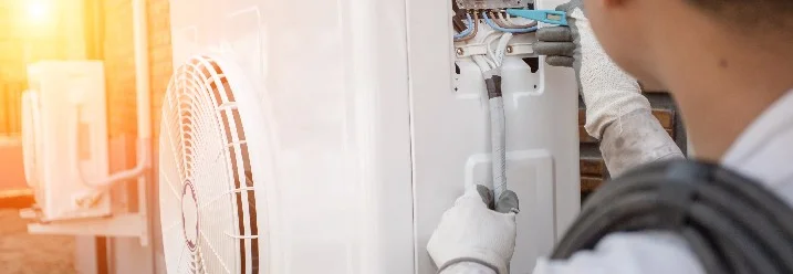 Person installiert Klimaanlage