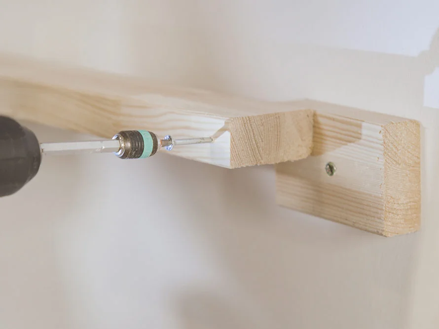 Holzbrett wird mit Akkuschrauber befestigt