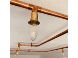 Kupferrohre mit Glühbirnen als Deckenbeleuchtung