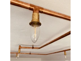 Kupferrohre mit Glühbirnen als Deckenbeleuchtung