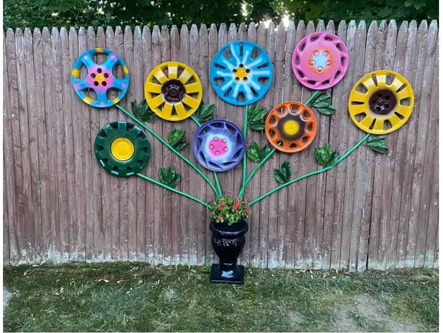 Blumendekoration aus alten Radkappen