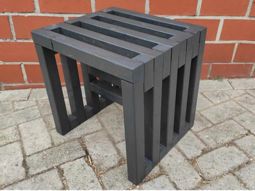 Schwarzer Holzhocker