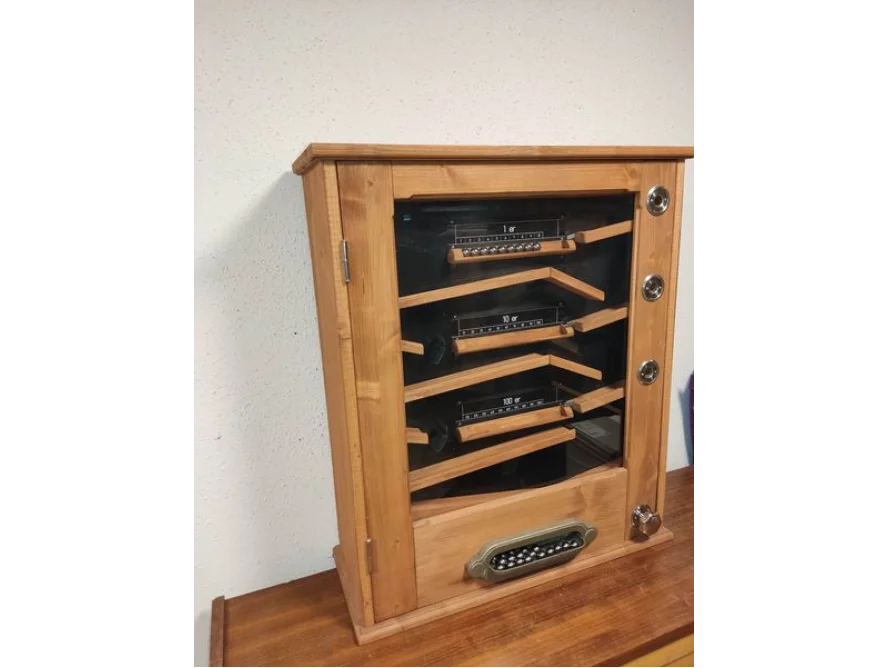 Holzkasten mit Murmelbahn