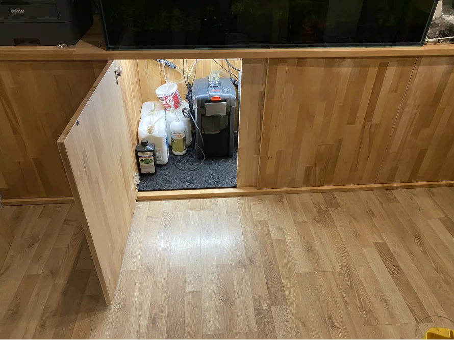 Aquariumschrank mit offenem Fach